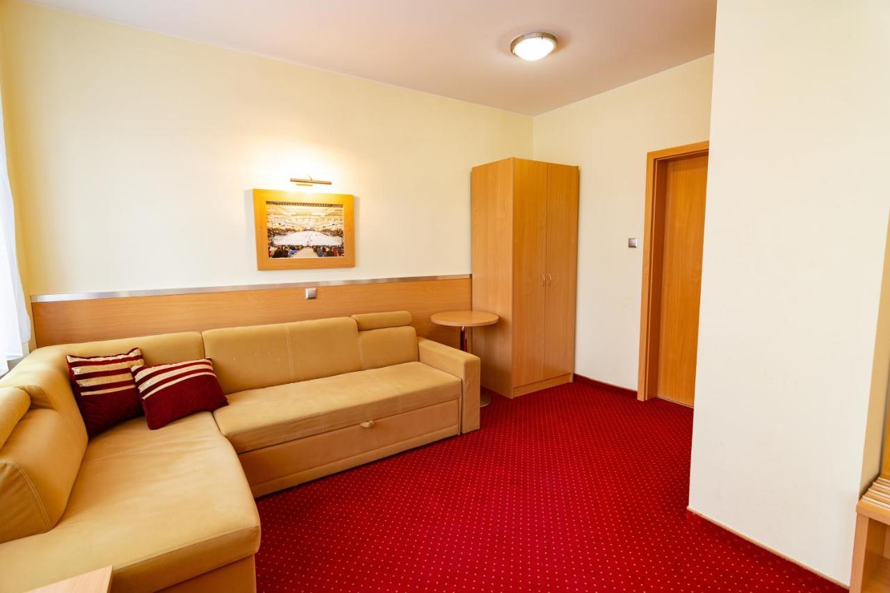 Dom Sportowca Blonie - Mosir Hotel Sanok Exterior photo